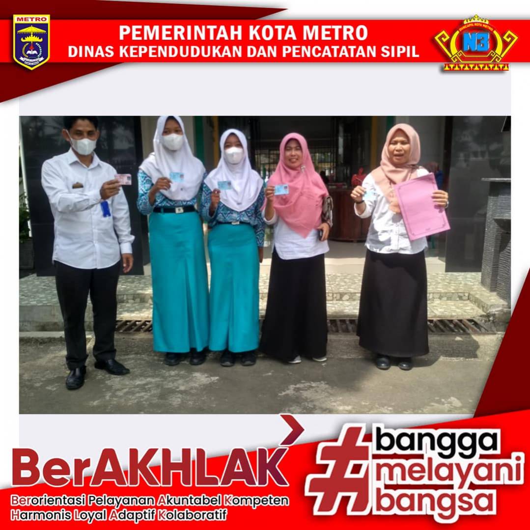 Penyerahan KTP-el ke Sekolah