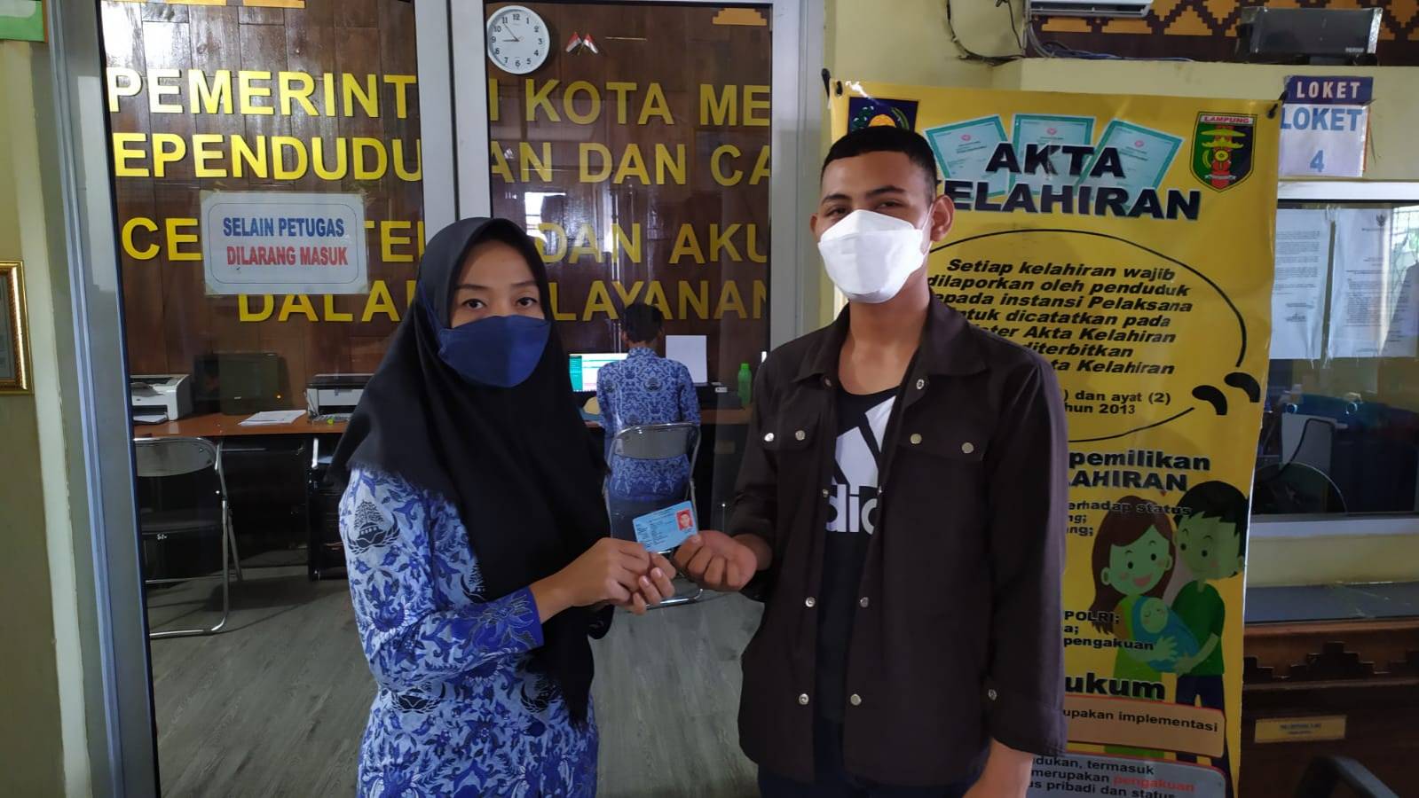 Penyerahan Dokumen Langsung Kepada Warga