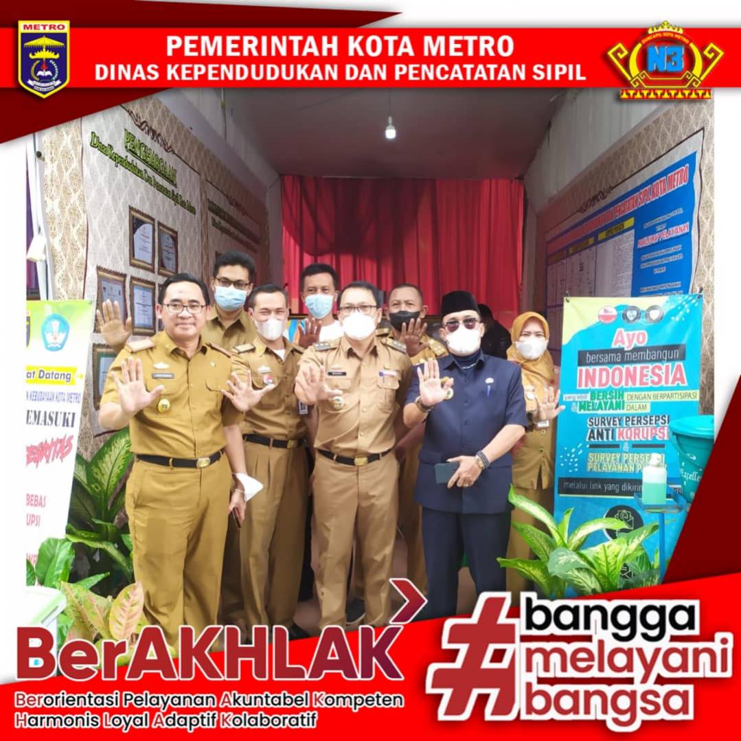 Kunjungan Walikota Metro ke Stand Disdukcapil Kota Metro dalam rangka Roadshow Bus KPK 2022 di Wisma Haji Al-Khairiyah Kota Metro.
