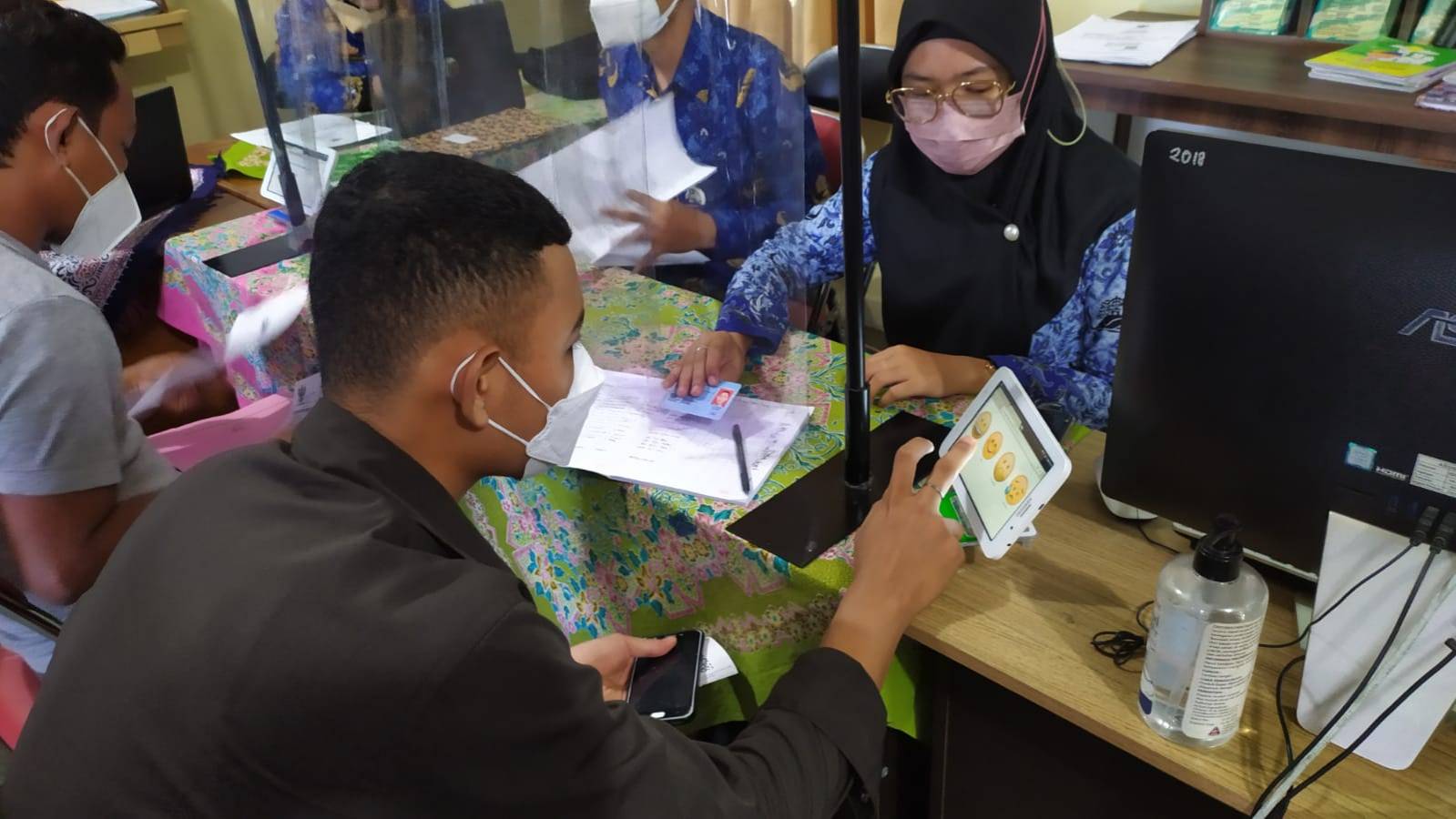 Warga mengisi Kuisioner Survey Kepuasan Masyarakat
