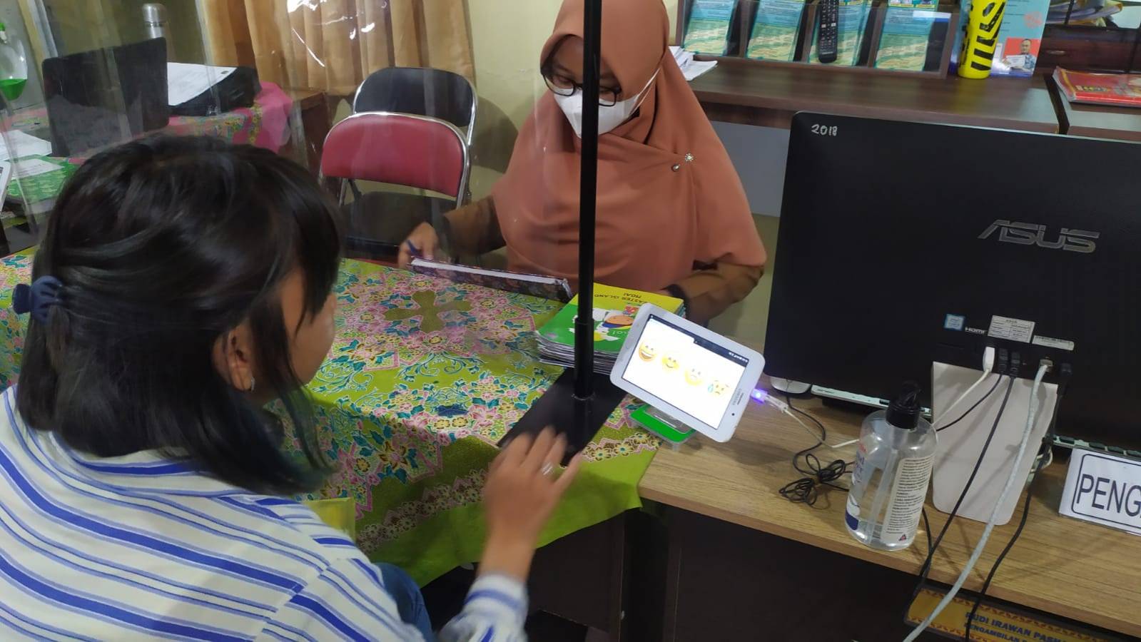 Warga mengisi Kuisioner Survey Kepuasan Masyarakat