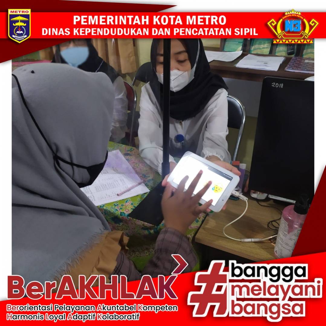Warga mengisi Kuisioner Survey Kepuasan Masyarakat