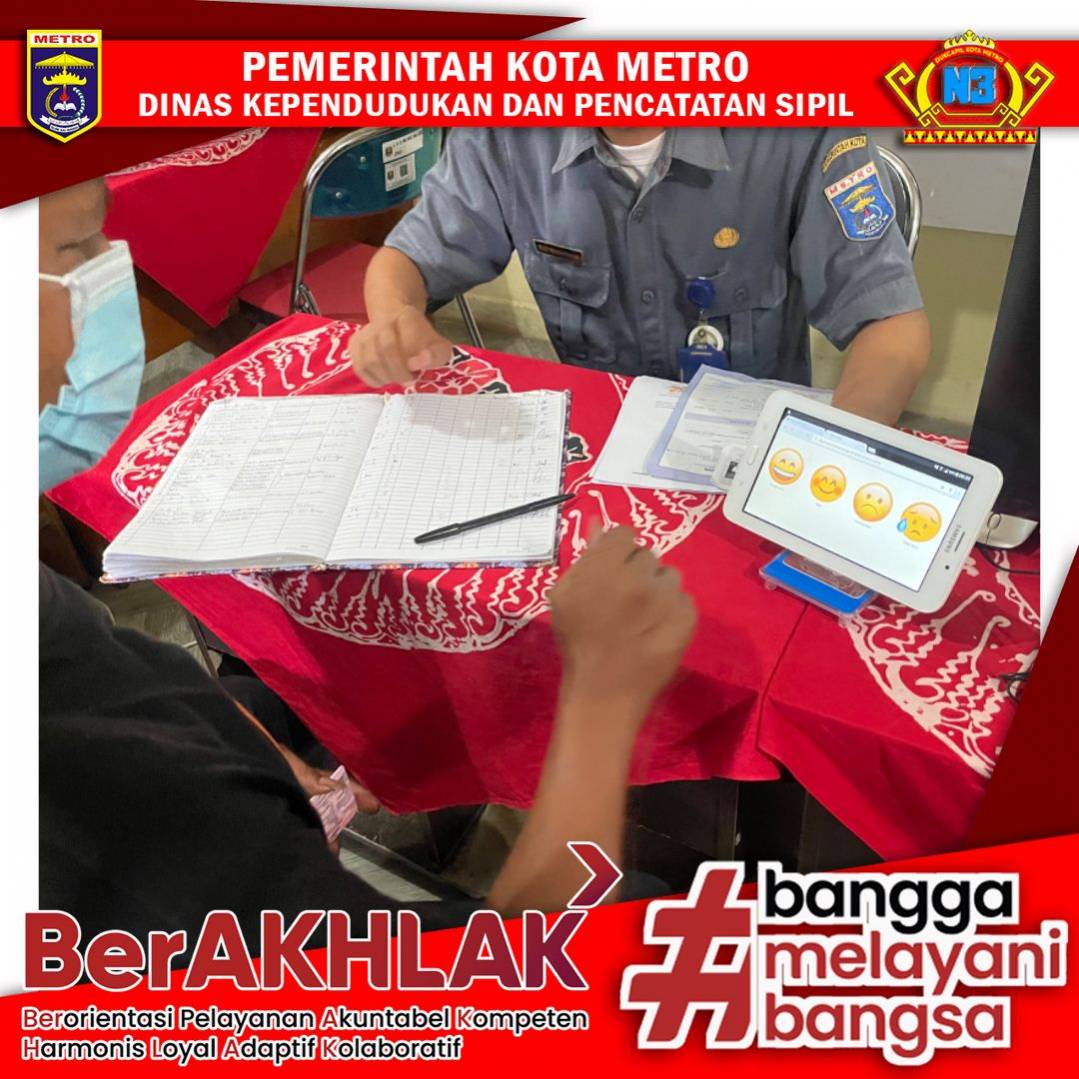Warga mengisi Kuisioner Survey Kepuasan Masyarakat