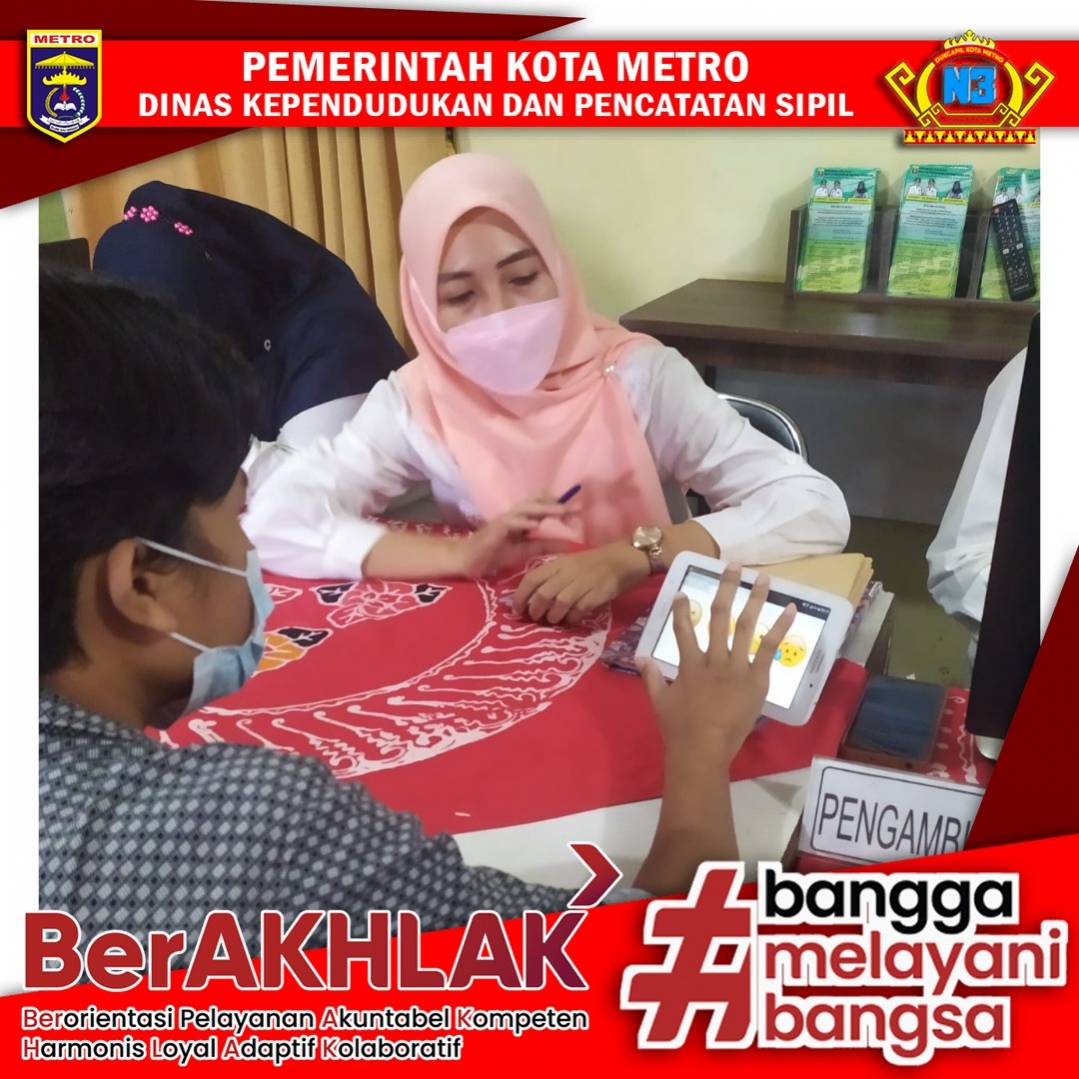 Warga mengisi Kuisioner Survey Kepuasan Masyarakat