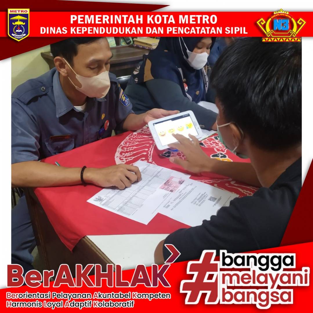 Warga mengisi Kuisioner Survey Kepuasan Masyarakat
