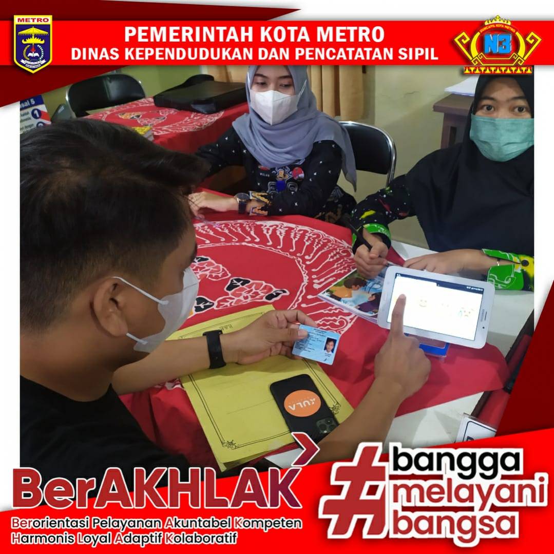 Warga mengisi Kuisioner Survey Kepuasan Masyarakat