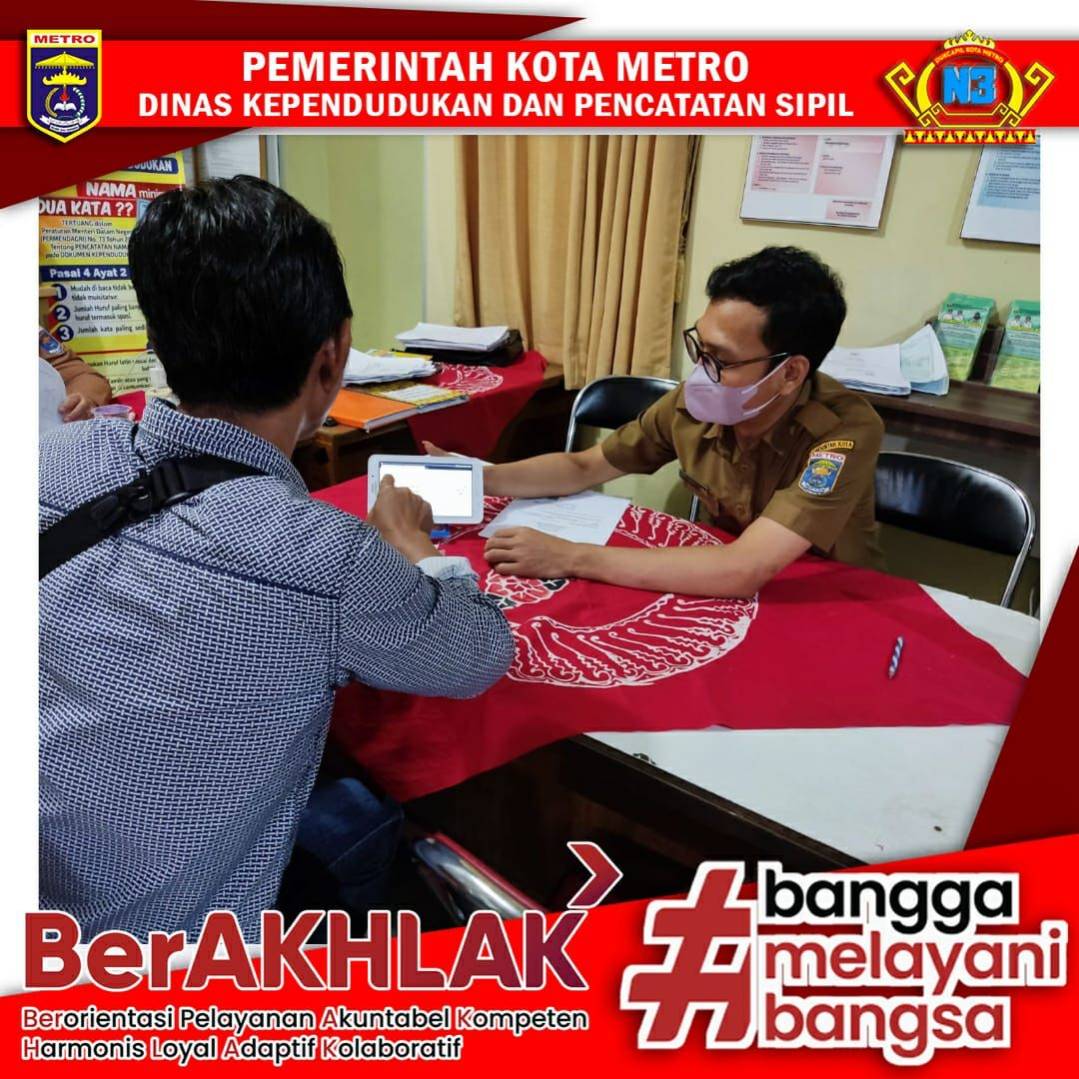Warga mengisi Kuisioner Survey Kepuasan Masyarakat