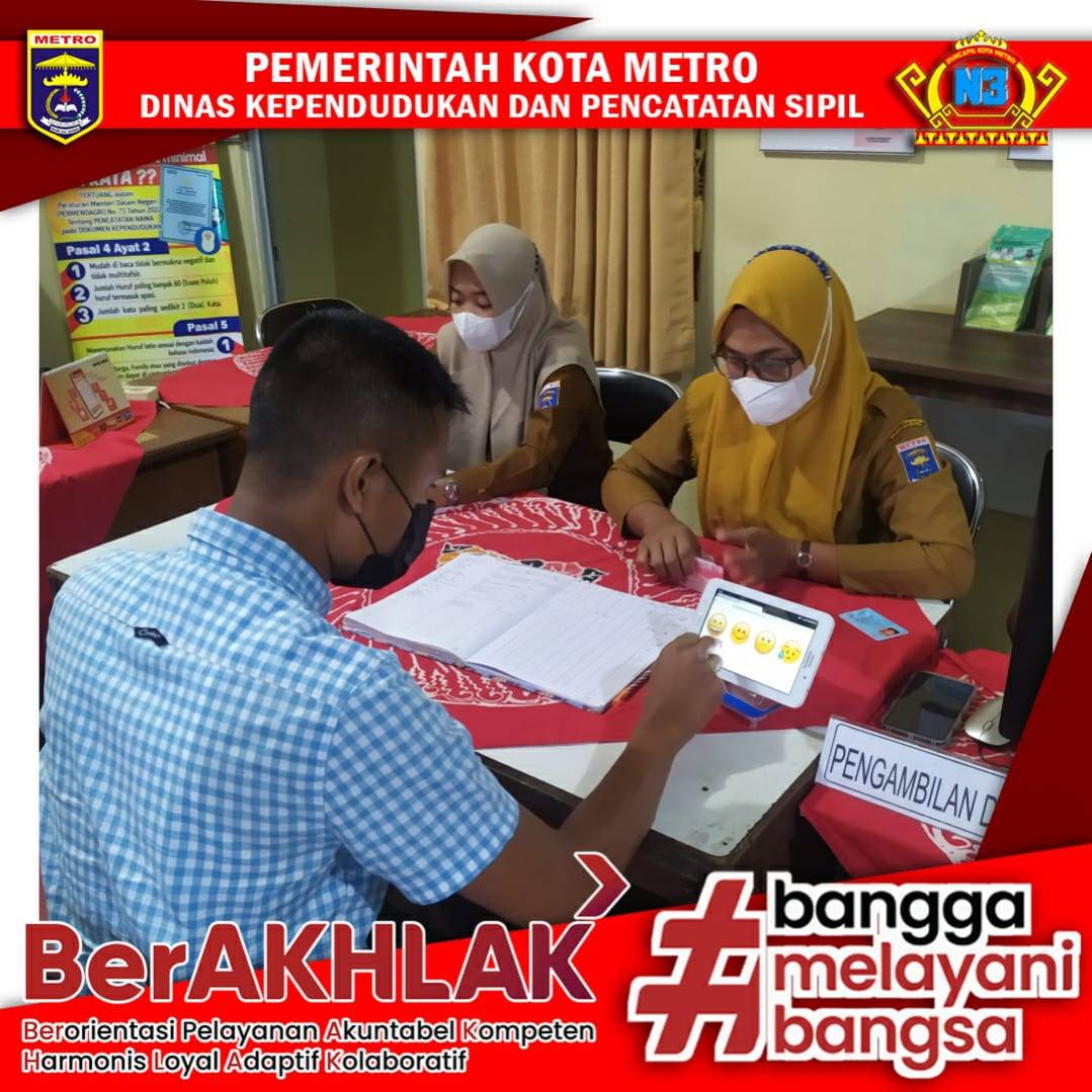 Warga mengisi Kuisioner Survey Kepuasan Masyarakat