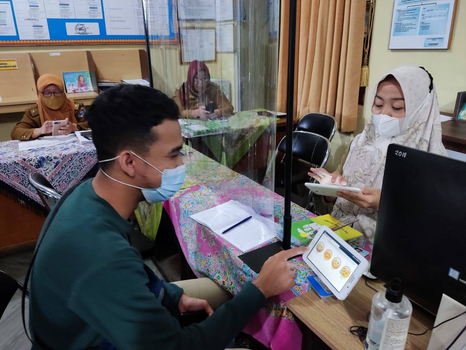 Warga mengisi Kuisioner Survey Kepuasan Masyarakat