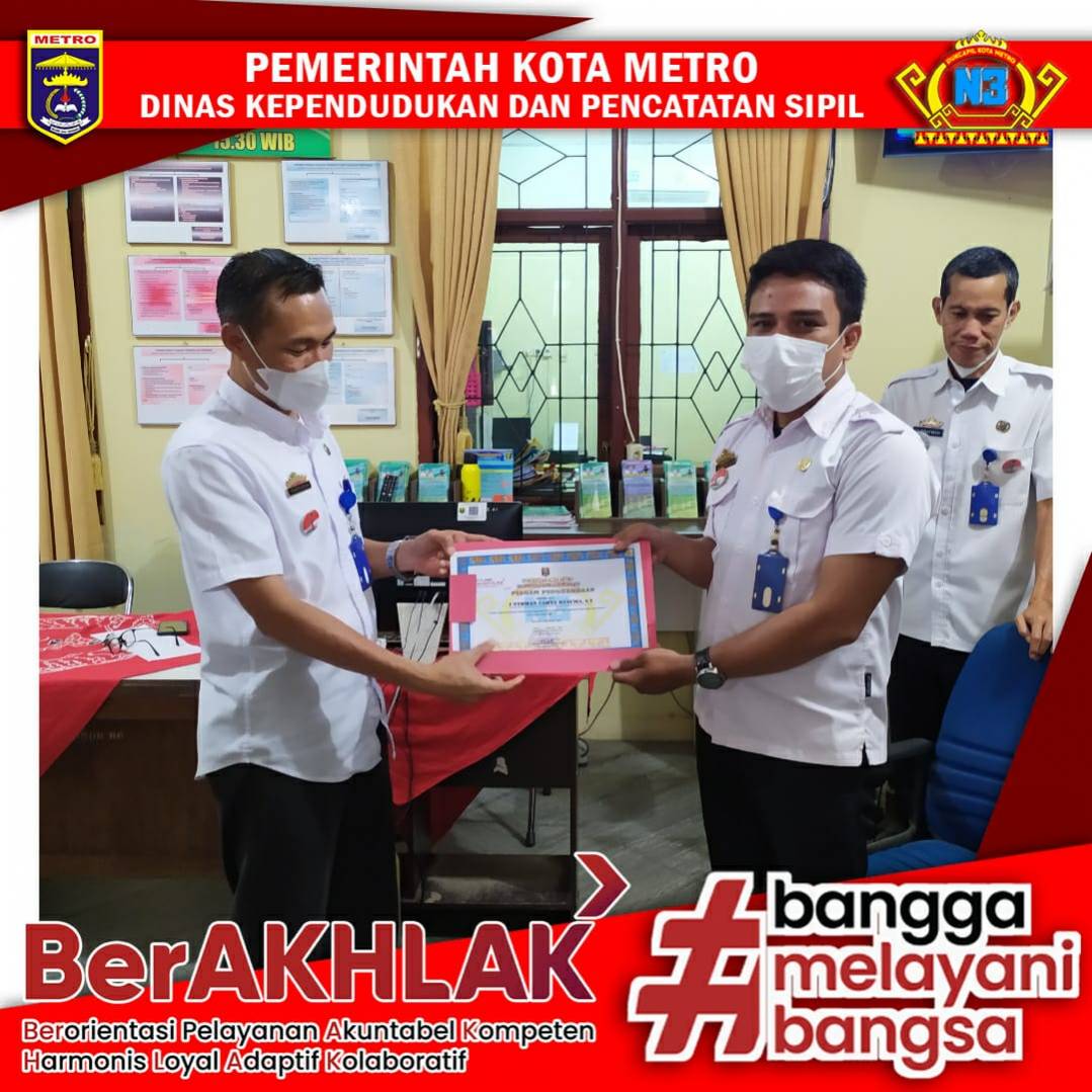 Rapat koordinasi staf dan pemberian piagam penghargaan pegawai
