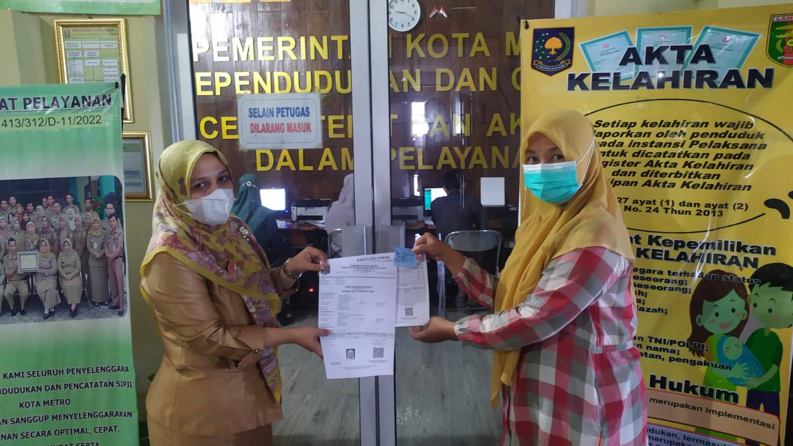 Penyerahan Dokumen Langsung Kepada Warga