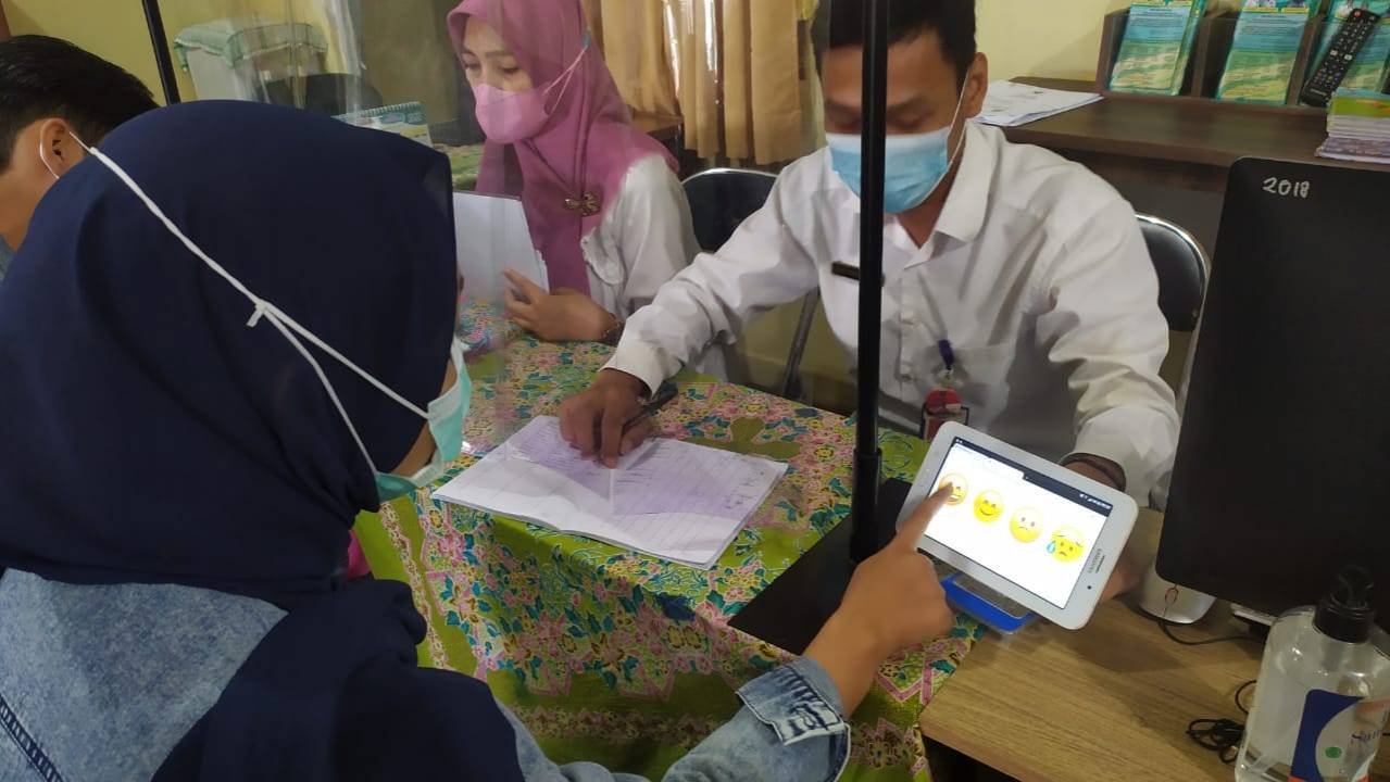 Warga mengisi Kuisioner Survey Kepuasan Masyarakat