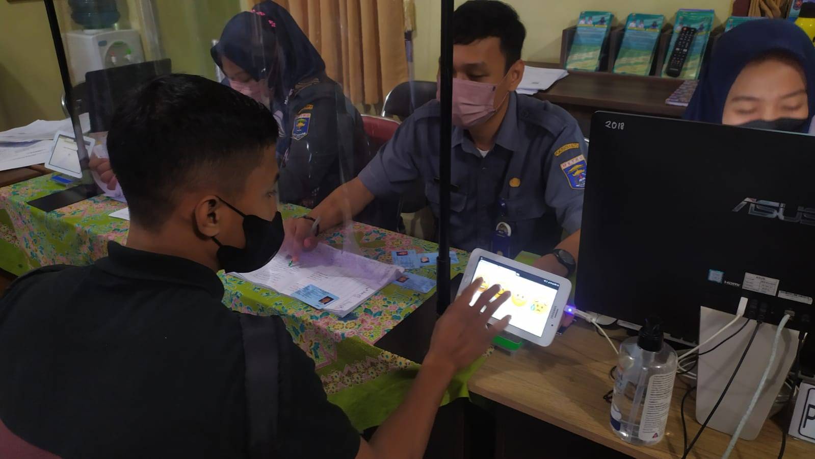 Warga mengisi Kuisioner Survey Kepuasan Masyarakat