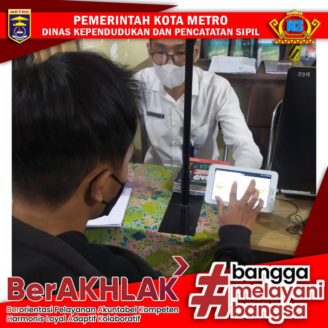 Warga mengisi Kuisioner Survey Kepuasan Masyarakat
