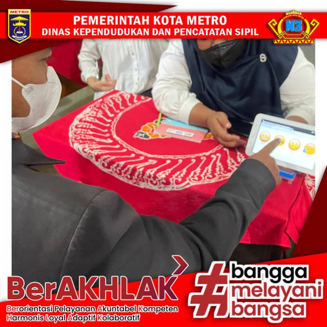 Warga mengisi Kuisioner Survey Kepuasan Masyarakat