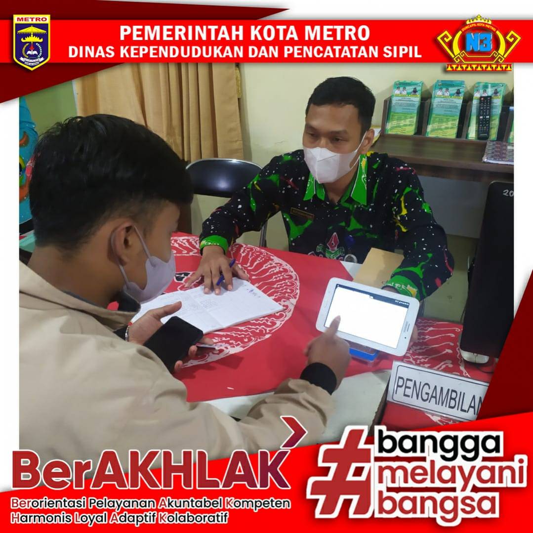 Warga mengisi Kuisioner Survey Kepuasan Masyarakat