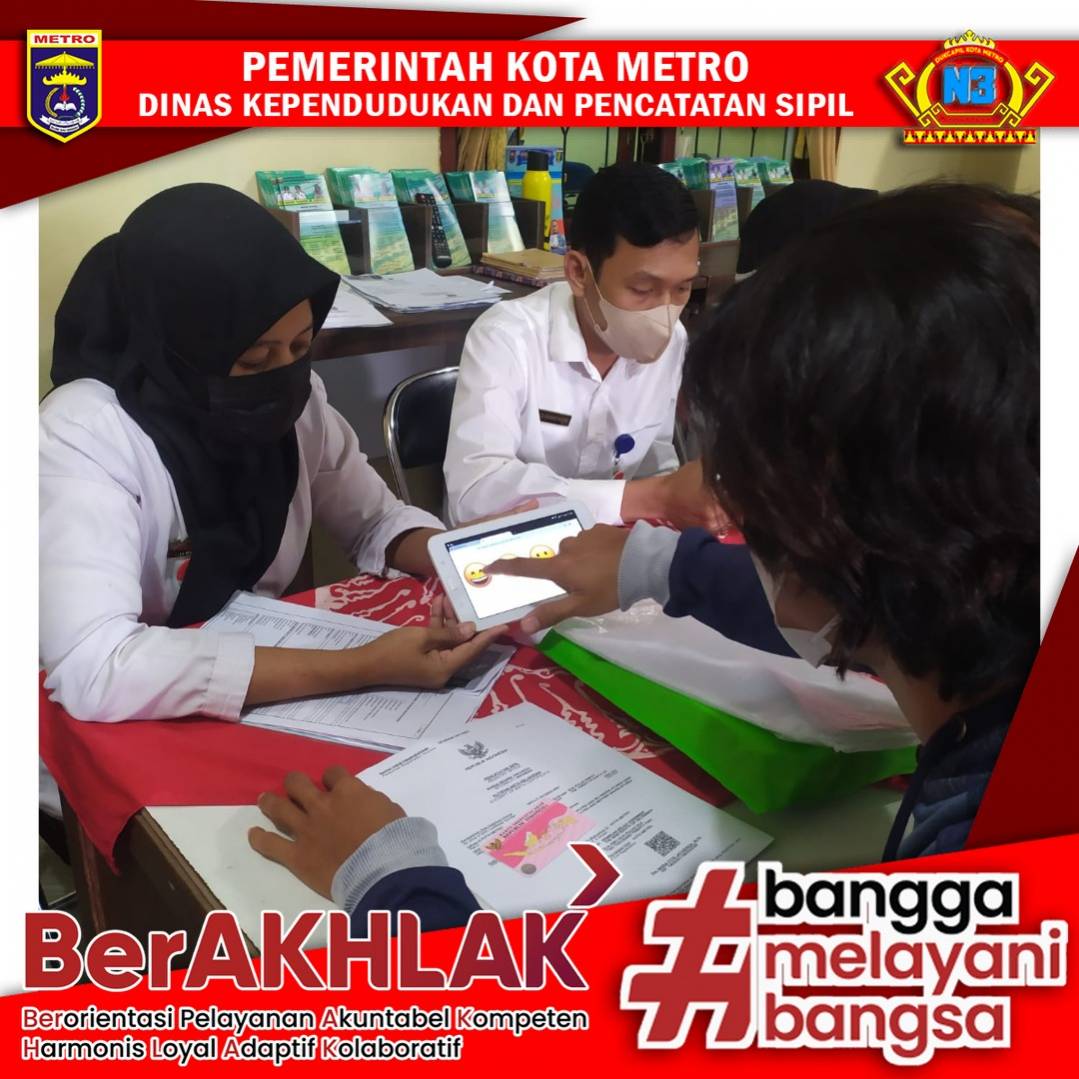 Warga mengisi Kuisioner Survey Kepuasan Masyarakat