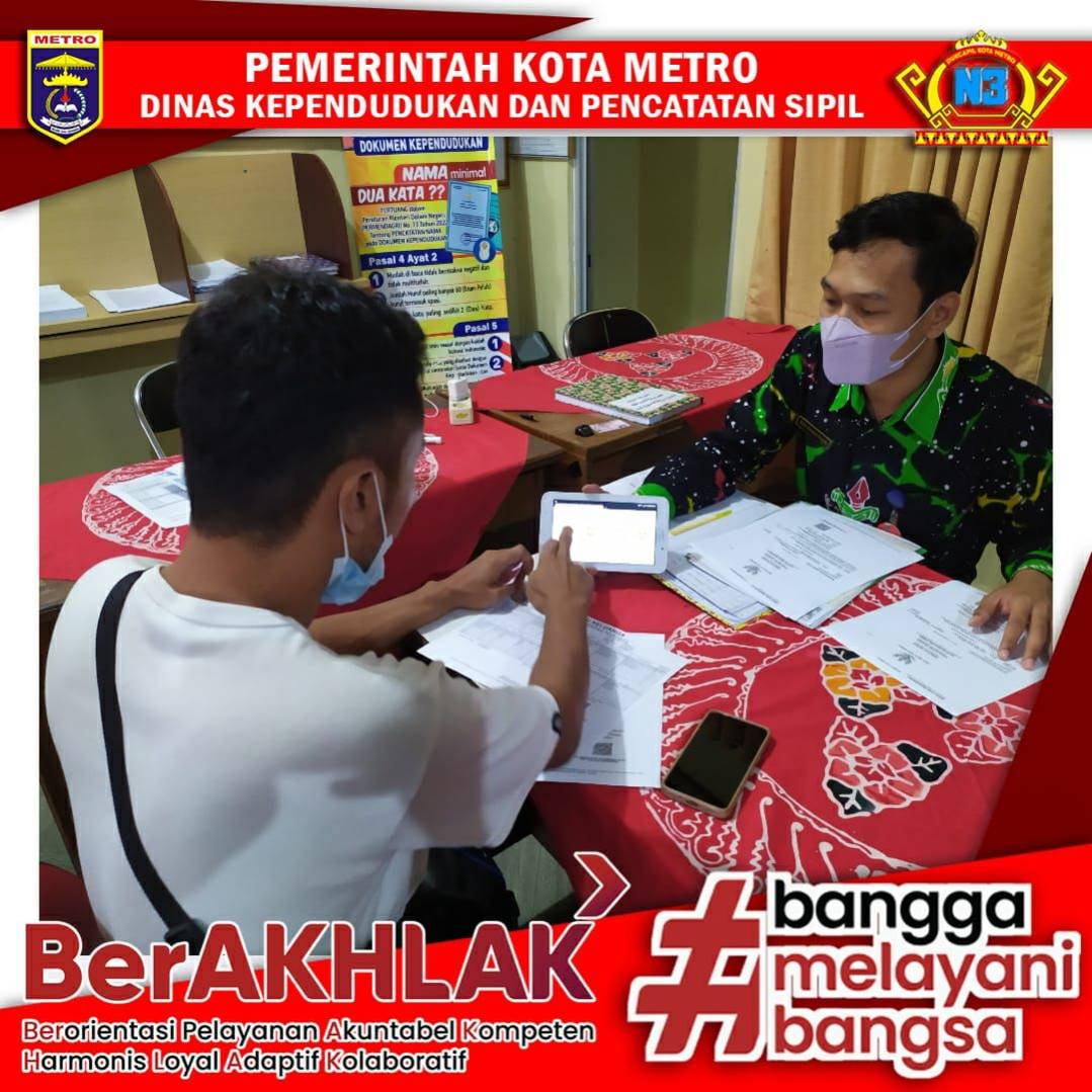 Warga mengisi Kuisioner Survey Kepuasan Masyarakat
