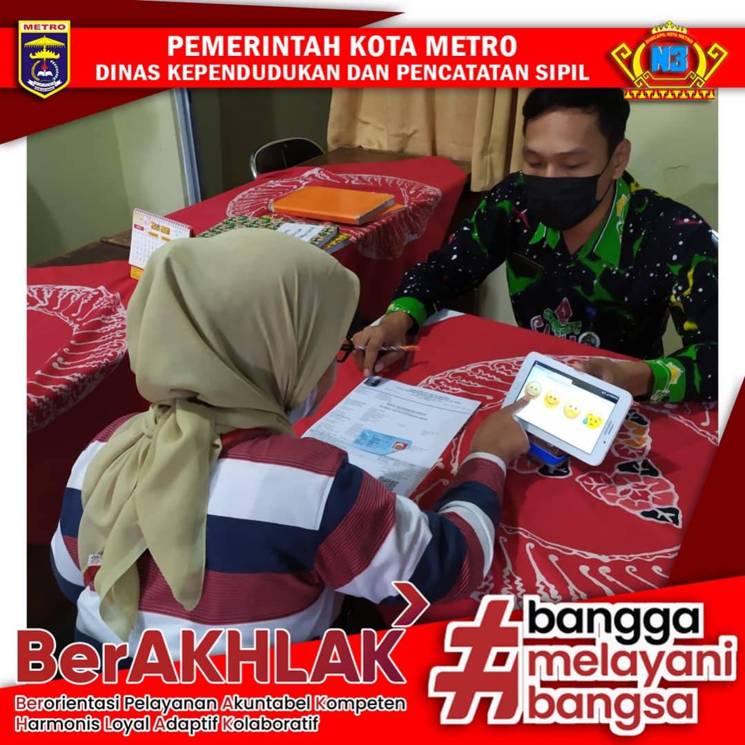 Warga mengisi Kuisioner Survey Kepuasan Masyarakat