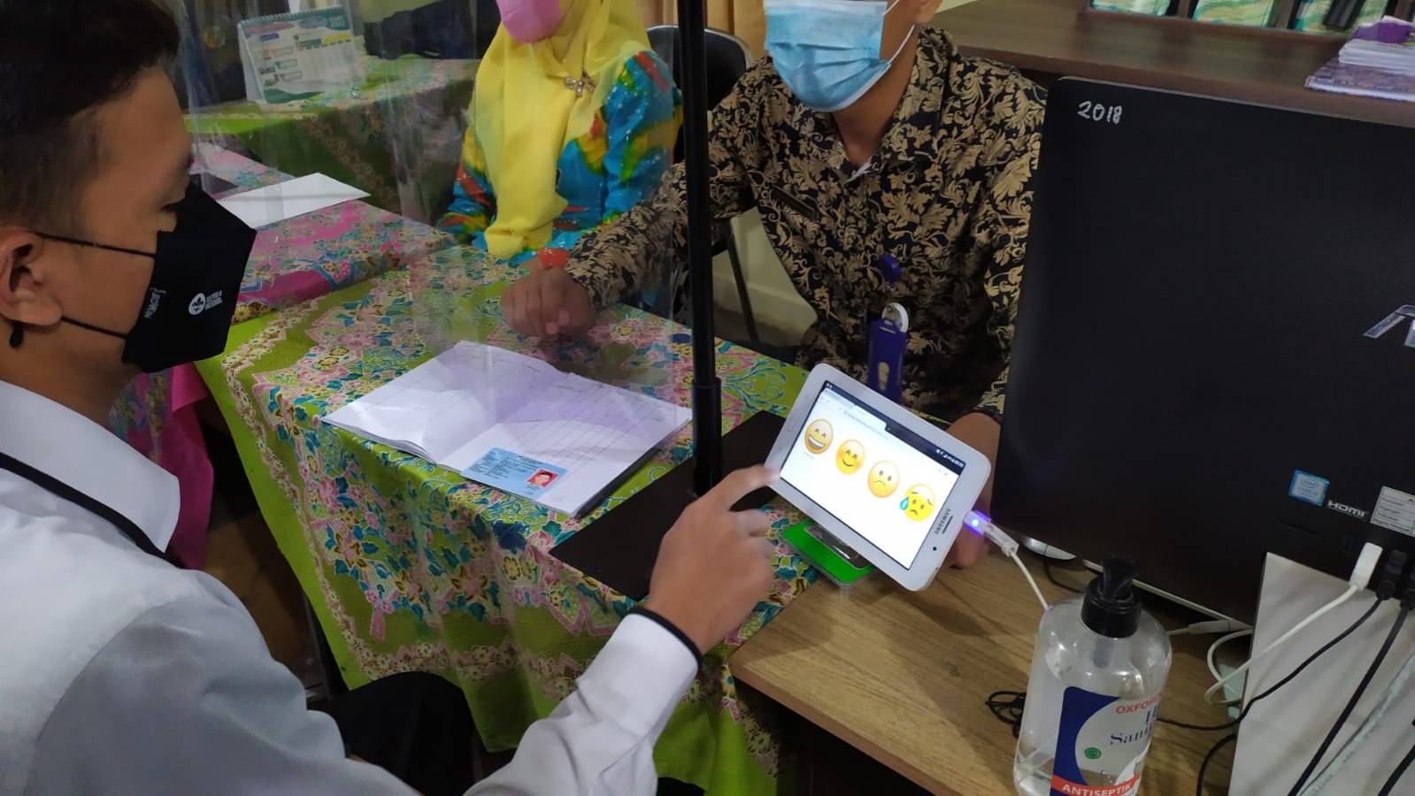 Warga mengisi Kuisioner Survey Kepuasan Masyarakat