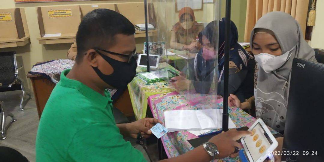 Warga mengisi Kuisioner Survey Kepuasan Masyarakat