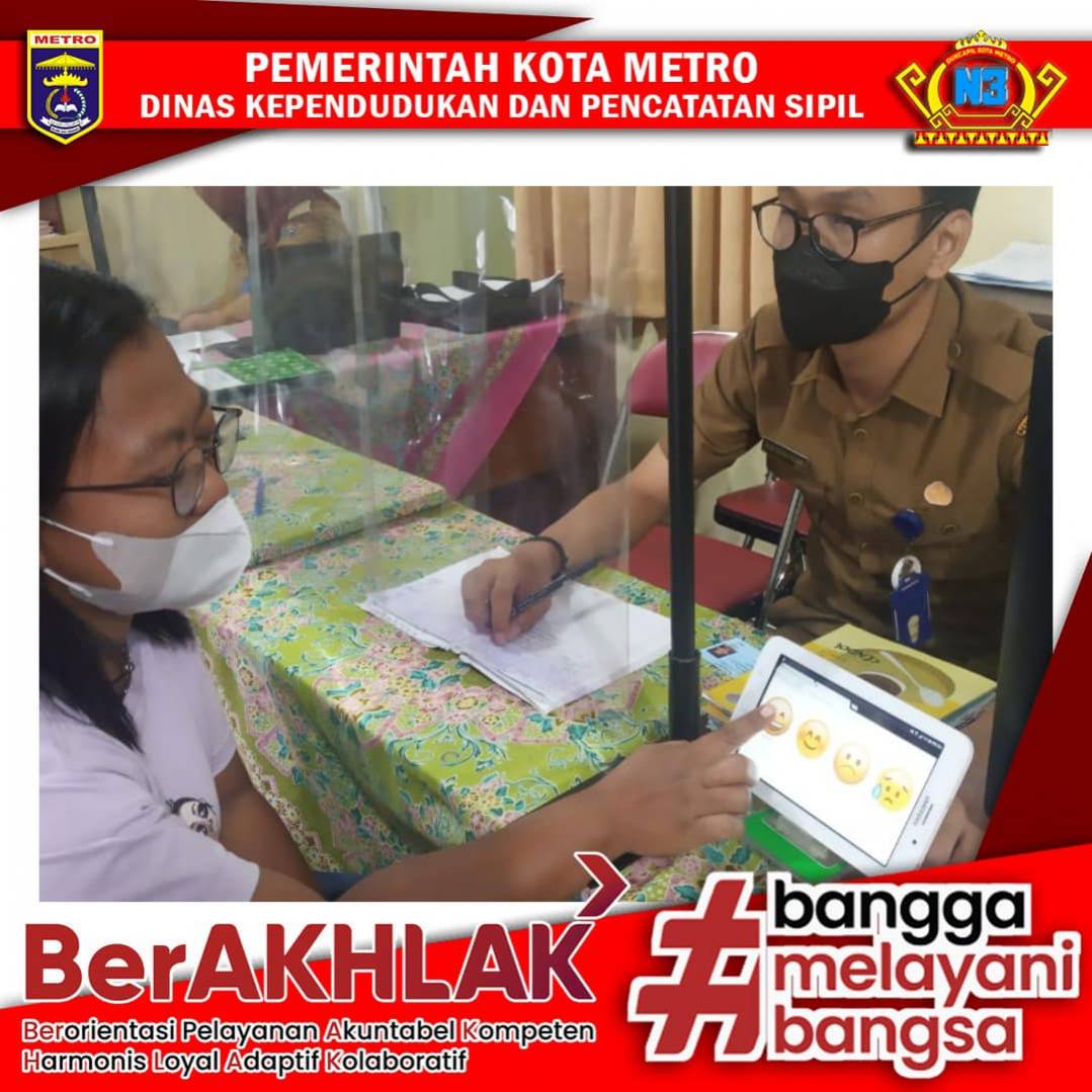 Warga mengisi Kuisioner Survey Kepuasan Masyarakat