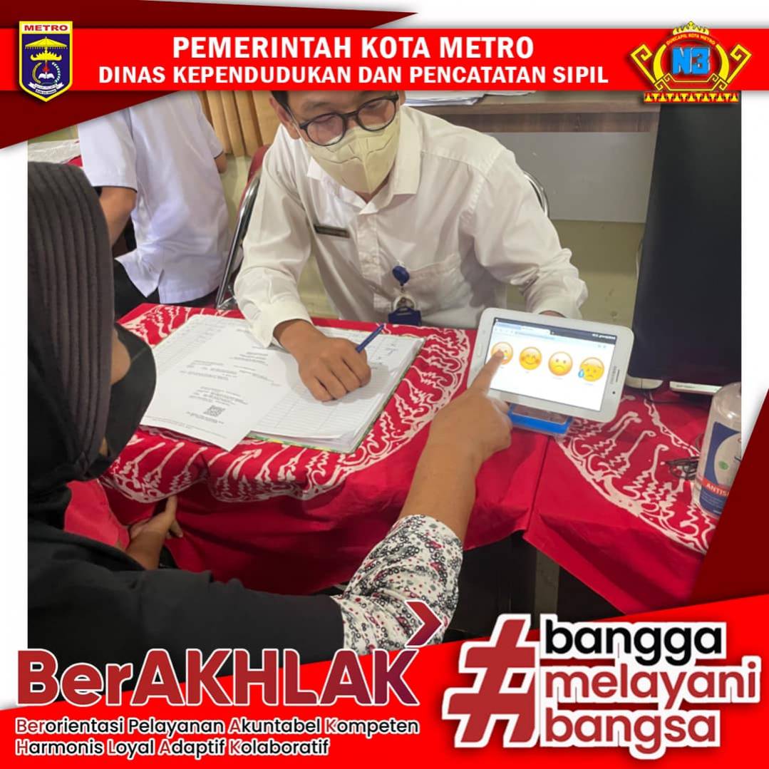Warga mengisi Kuisioner Survey Kepuasan Masyarakat