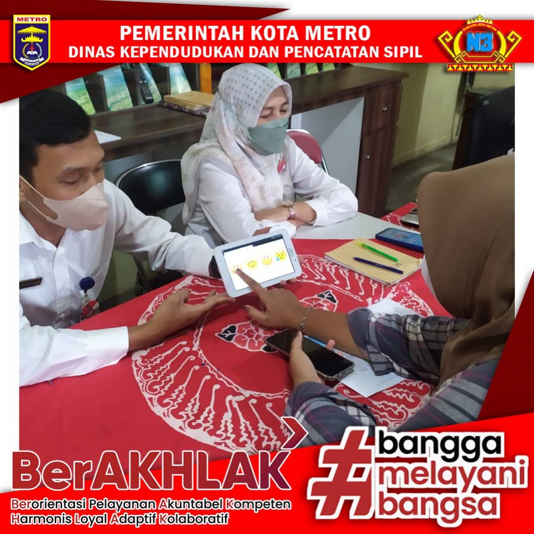 Warga mengisi Kuisioner Survey Kepuasan Masyarakat