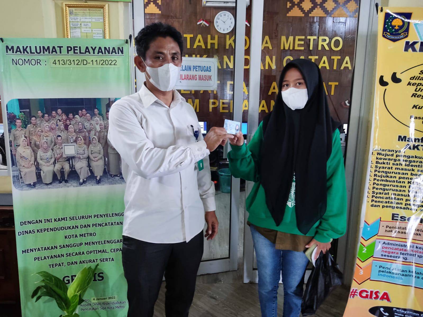 Penyerahan Dokumen Langsung Kepada Warga