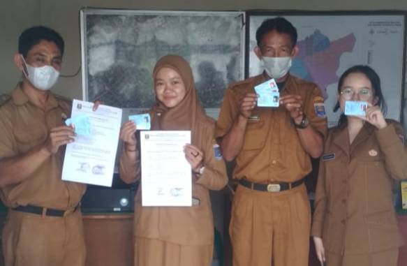 Penyerahan KTP-el ke Kelurahan
