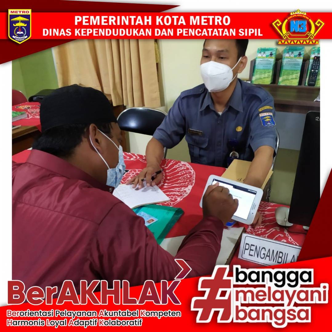 Warga mengisi Kuisioner Survey Kepuasan Masyarakat