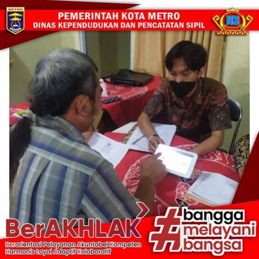 Warga mengisi Kuisioner Survey Kepuasan Masyarakat