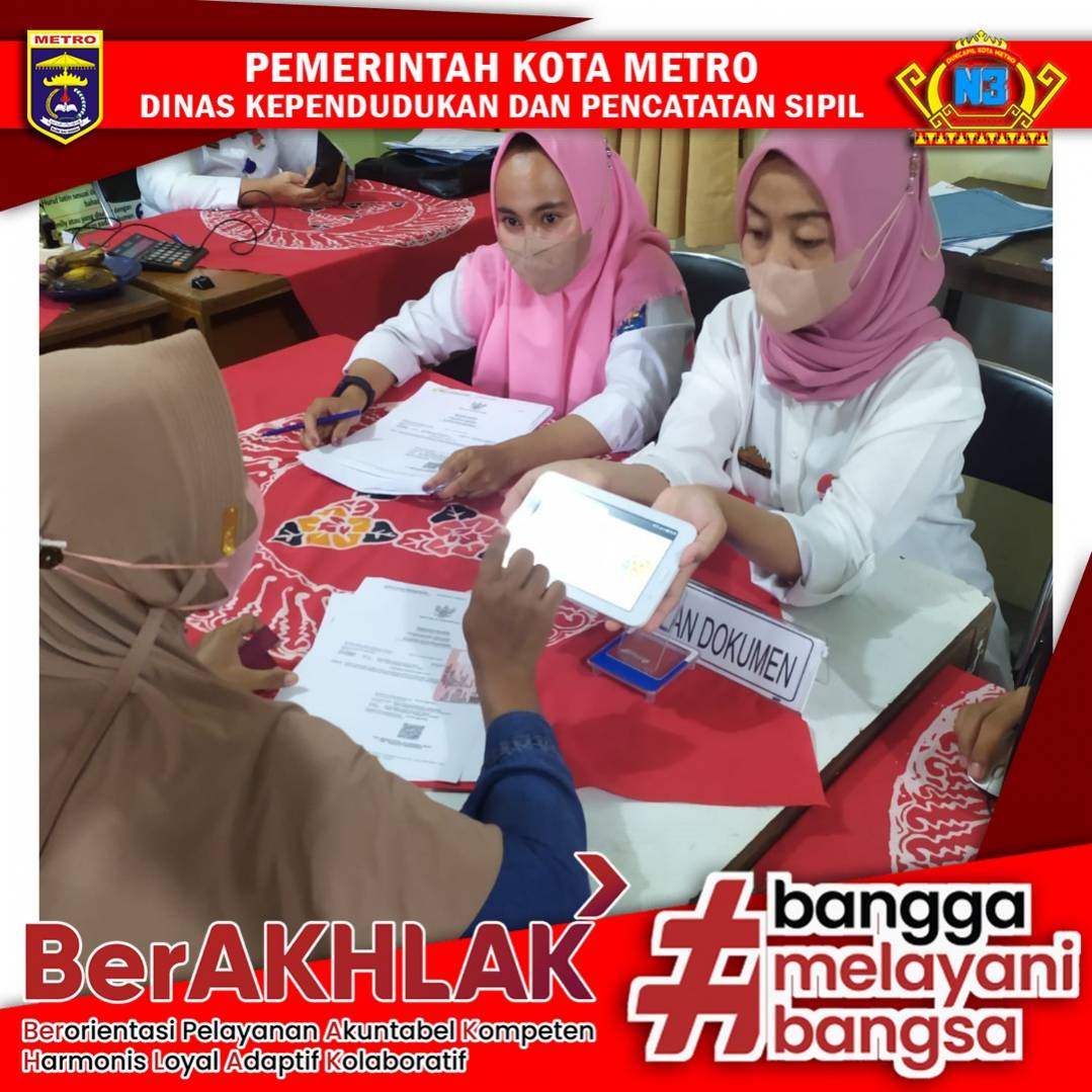 Warga mengisi Kuisioner Survey Kepuasan Masyarakat