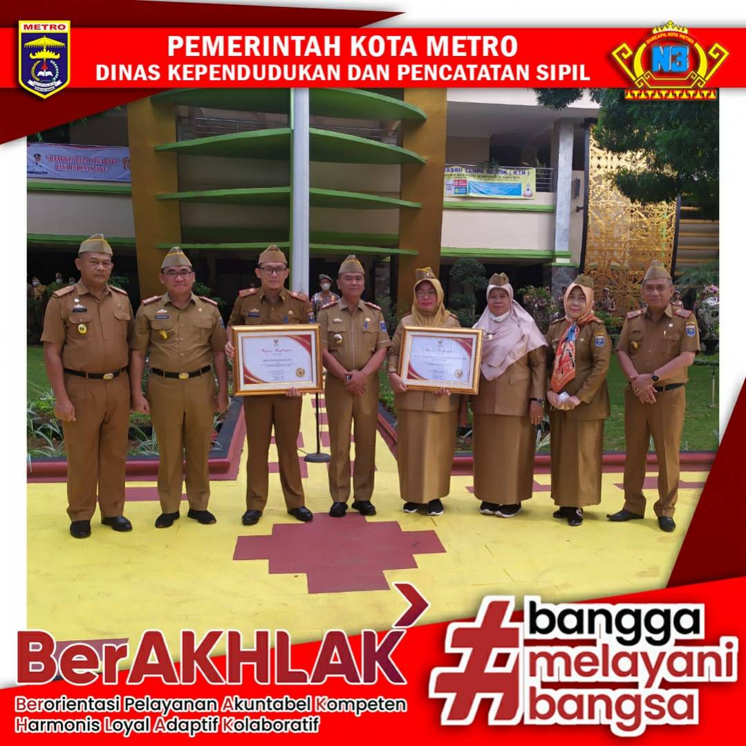Pelaksanaan Apel Pagi di halaman Kantor Pemerintah Kota Metro dan Penerimaan Piagam Penghargaan dari Menpan-RB