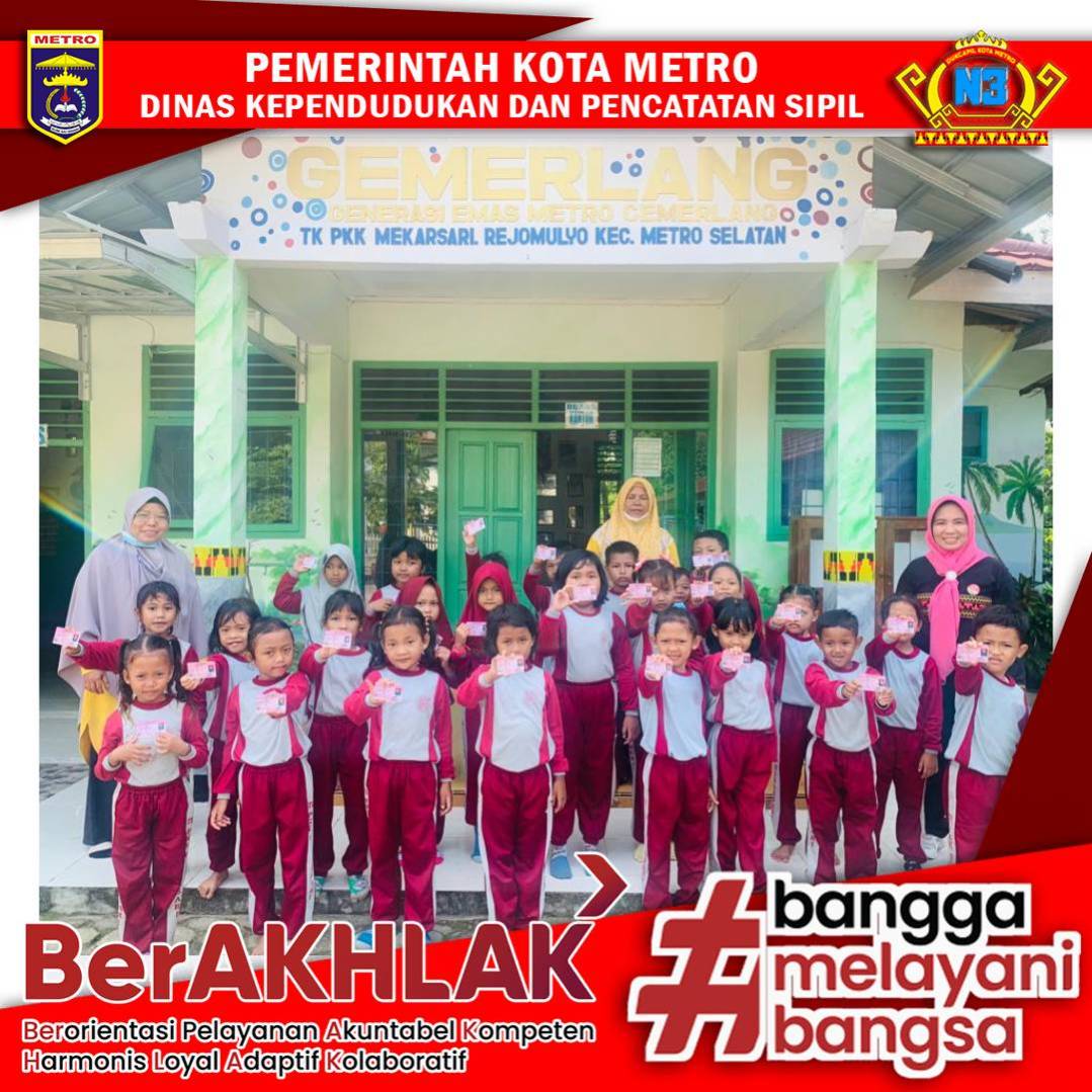 Disdukcapil Kota Metro Melaksanakan Penyerahan KIA