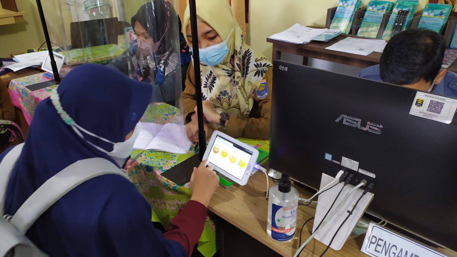 Warga mengisi Kuisioner Survey Kepuasan Masyarakat