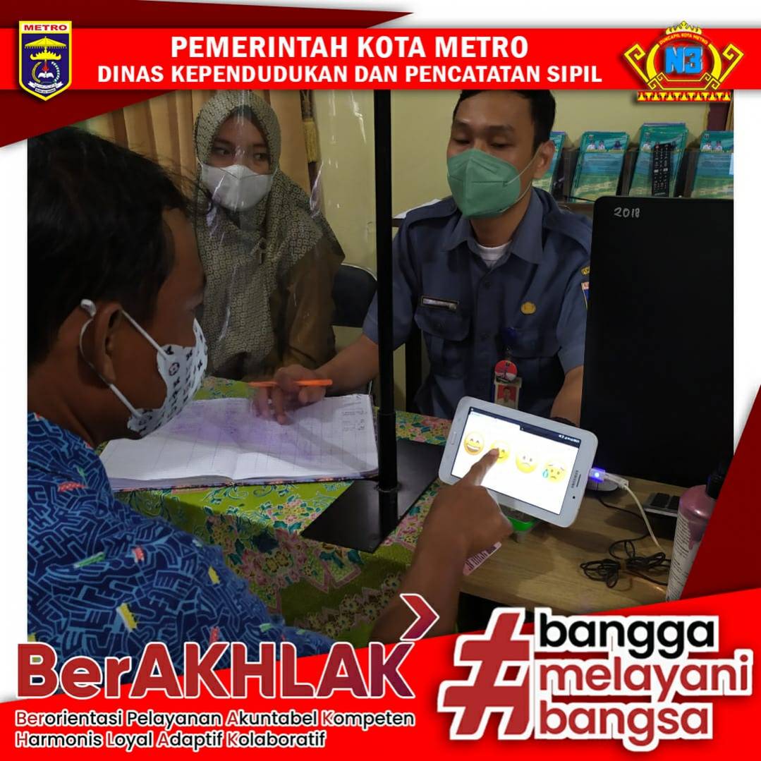 Warga mengisi Kuisioner Survey Kepuasan Masyarakat