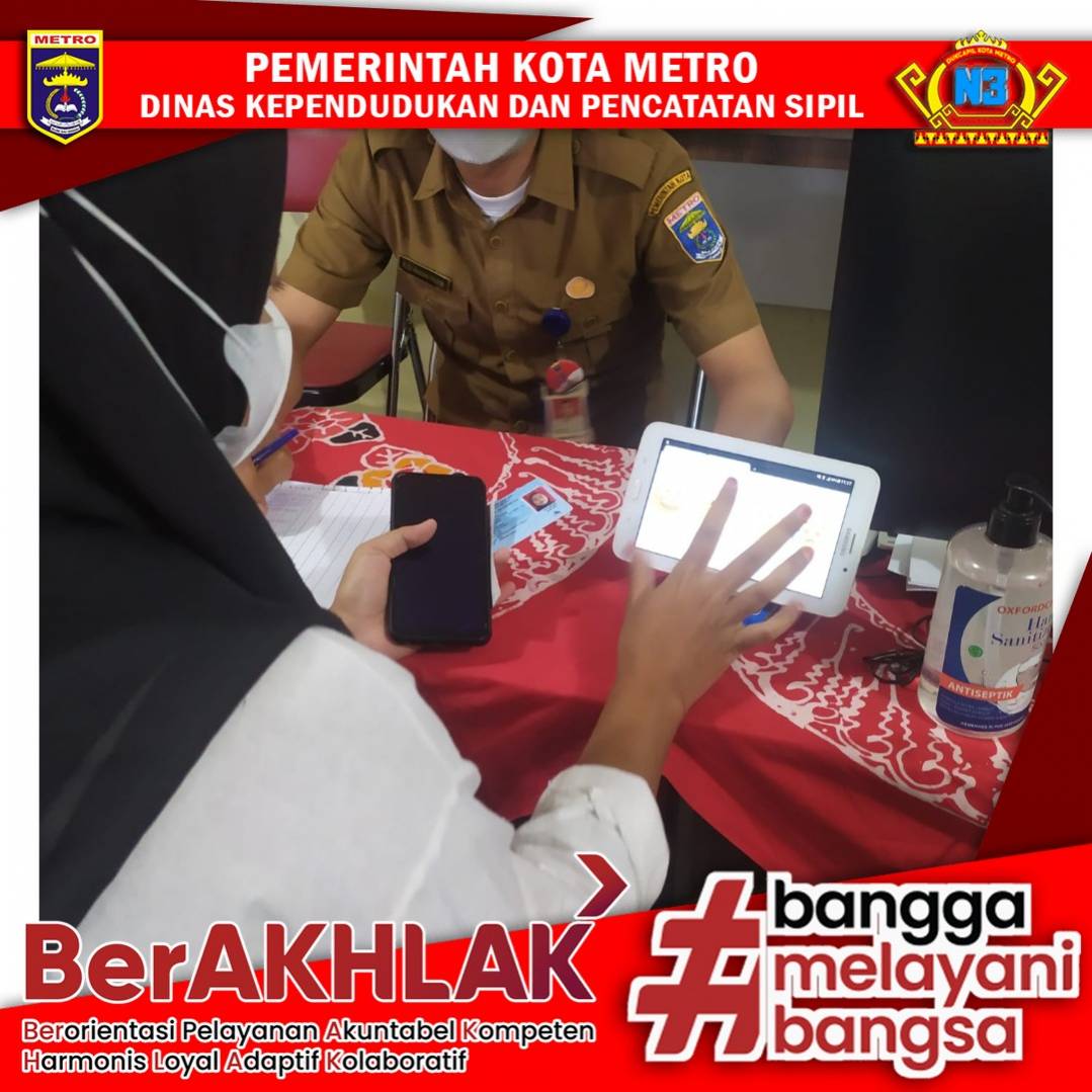 Warga mengisi Kuisioner Survey Kepuasan Masyarakat