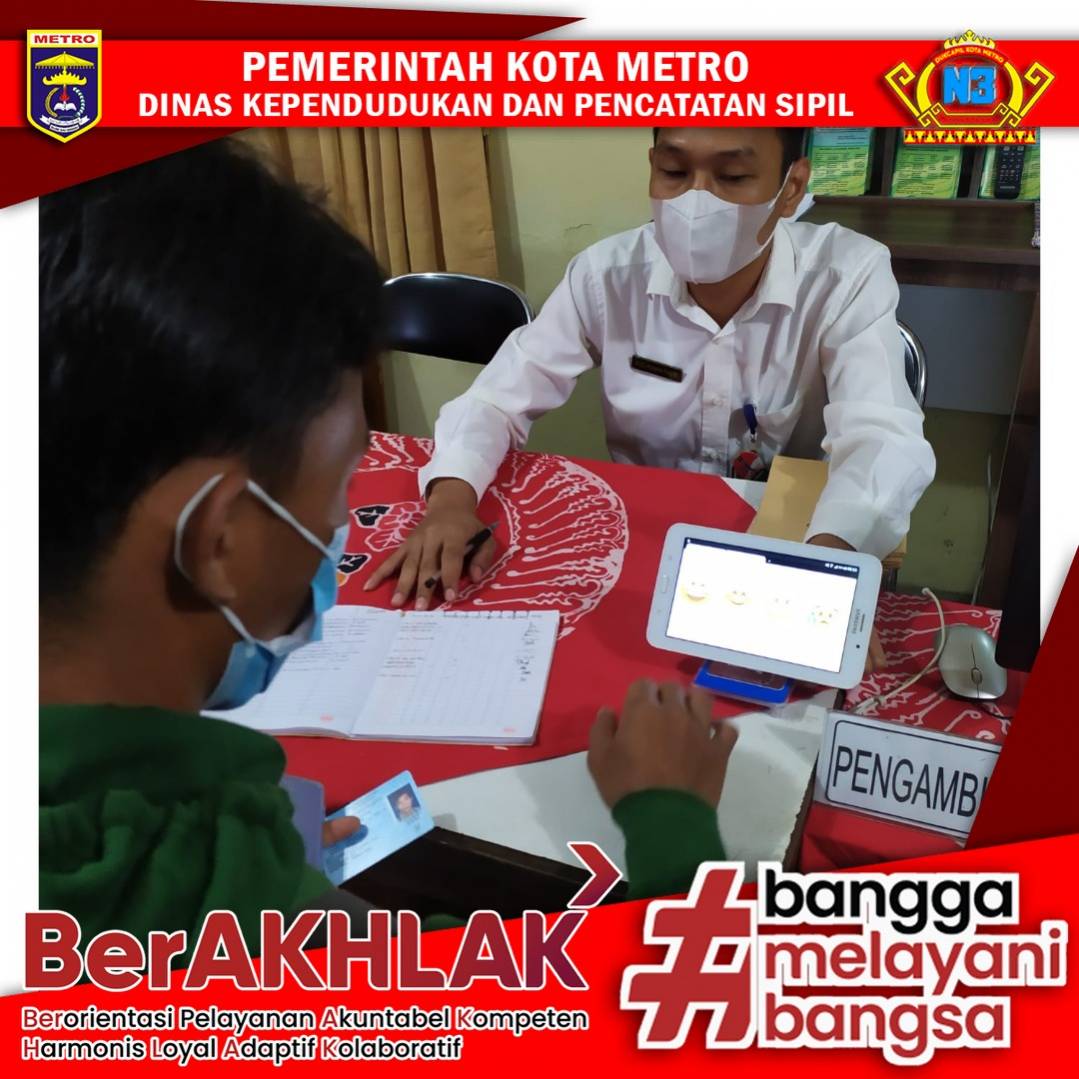 Warga mengisi Kuisioner Survey Kepuasan Masyarakat