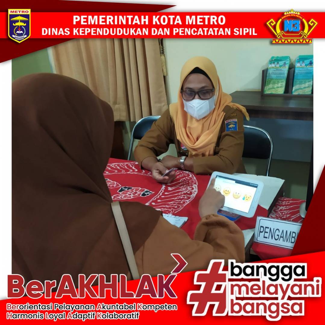 Warga mengisi Kuisioner Survey Kepuasan Masyarakat