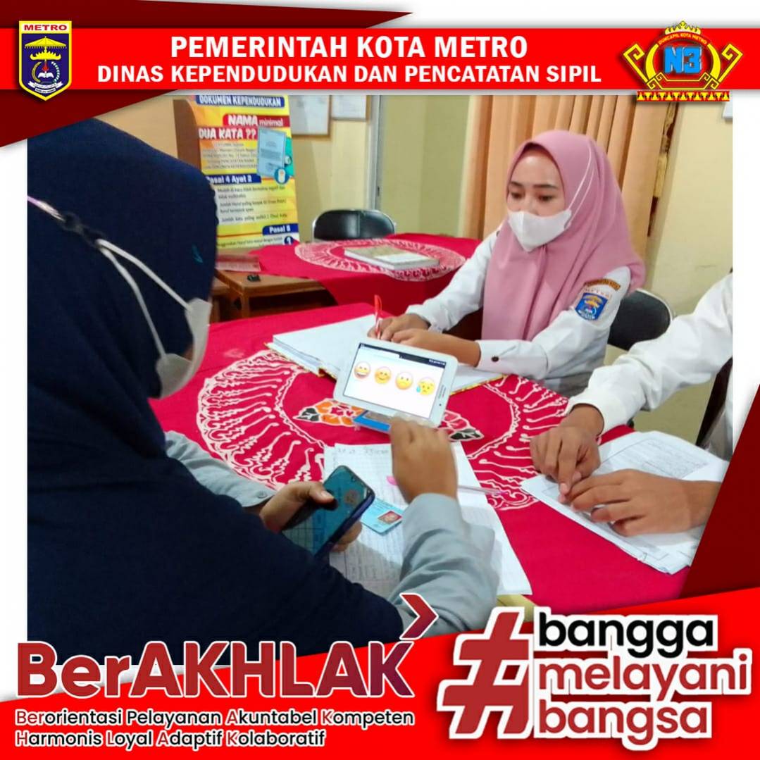 Warga mengisi Kuisioner Survey Kepuasan Masyarakat