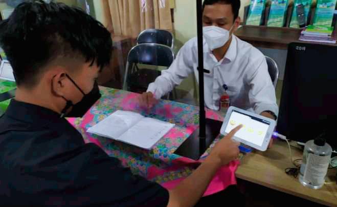 Warga mengisi Kuisioner Survey Kepuasan Masyarakat