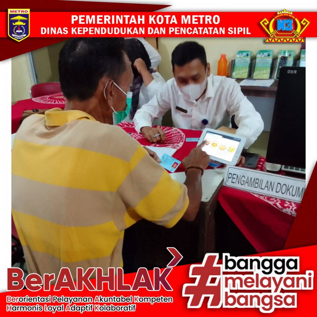 Warga mengisi Kuisioner Survey Kepuasan Masyarakat