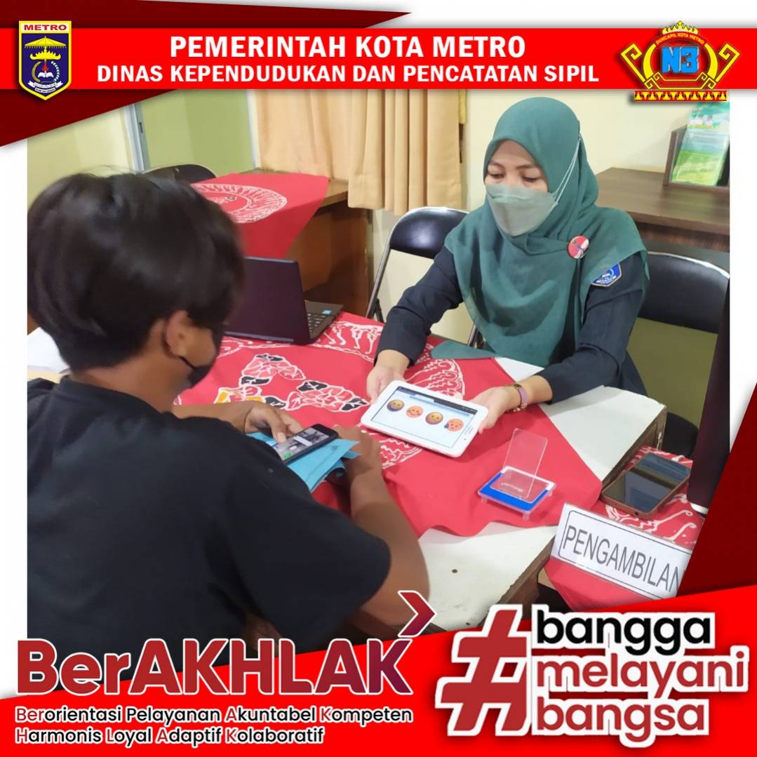 Warga mengisi Kuisioner Survey Kepuasan Masyarakat