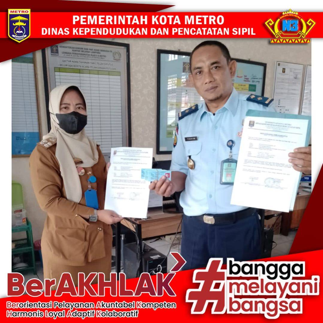 Dinas Kependudukan dan Pencatatan Sipil Kota Metro melaksanakan penyerahan KTP bagi wajib KTP / warga Binaan  Lapas kelas IIA Kota Metro.