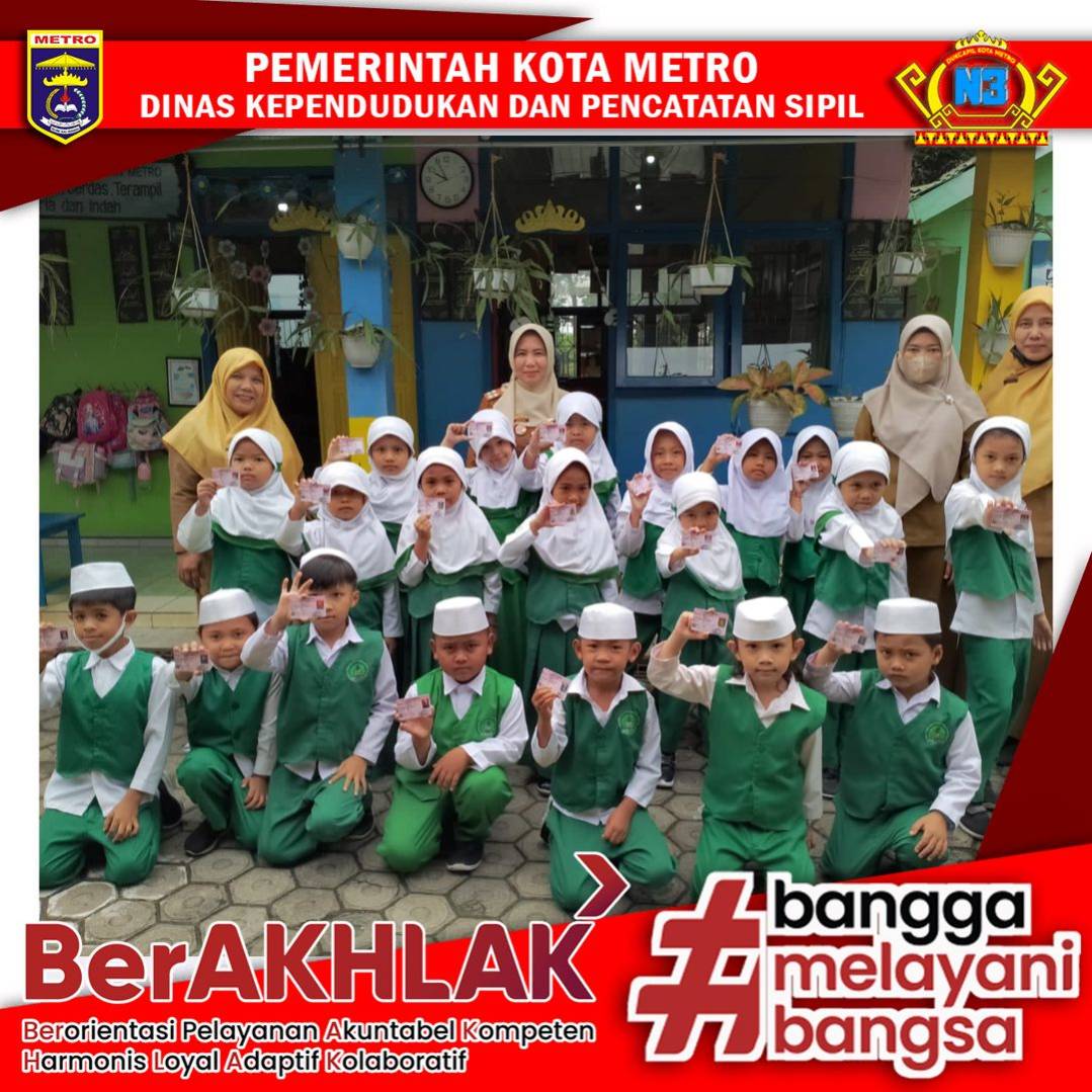Dinas Kependudukan dan Pencatatan Sipil Kota Metro melaksanakan Penyerahan Dokumen KIA dalam rangka N3/M3 (Nyesak/Nyesung/Ngattak atau Mencari/Menjemput/ Mengatarkan )