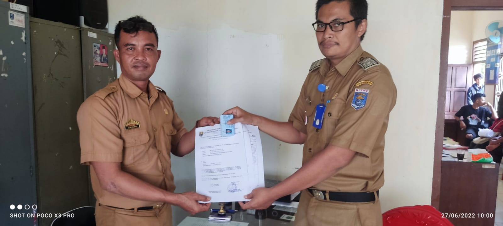 Penyerahan KTP-el ke Kelurahan