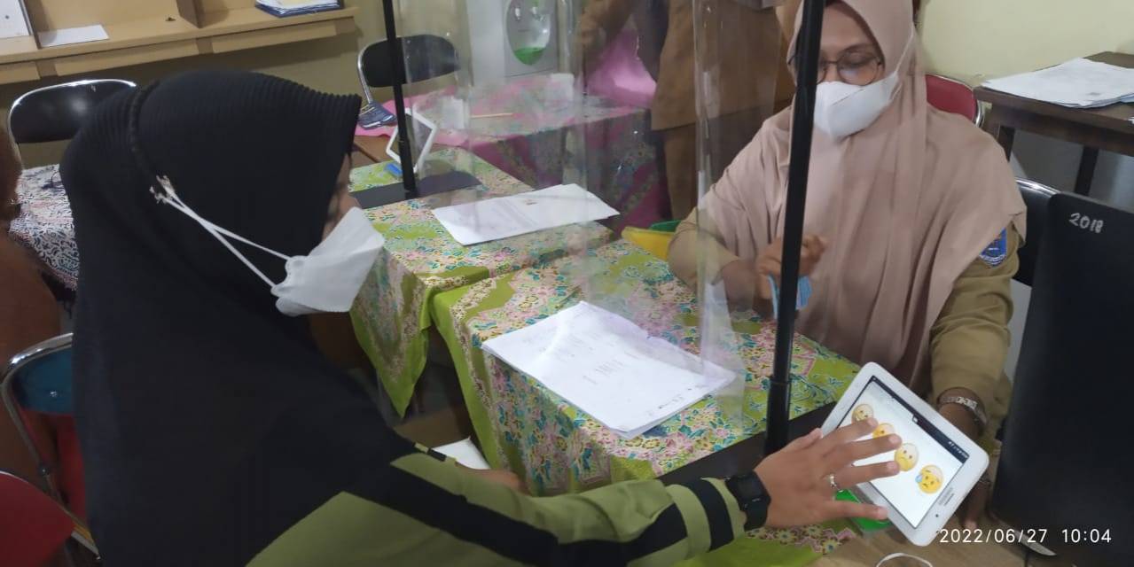 Warga mengisi Kuisioner Survey Kepuasan Masyarakat