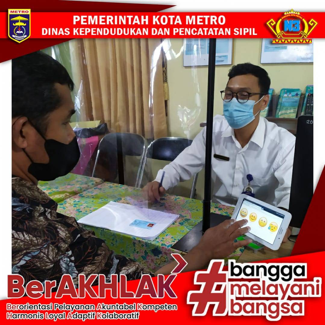 Warga mengisi Kuisioner Survey Kepuasan Masyarakat