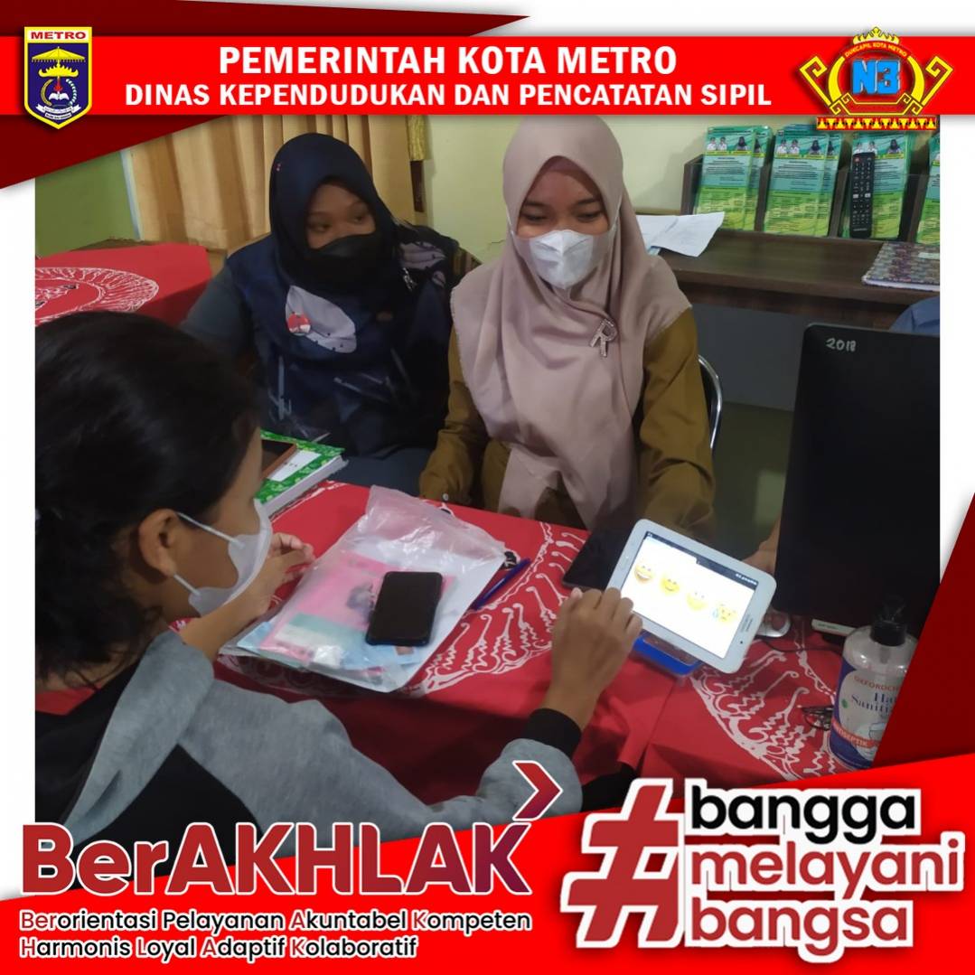 Warga mengisi Kuisioner Survey Kepuasan Masyarakat